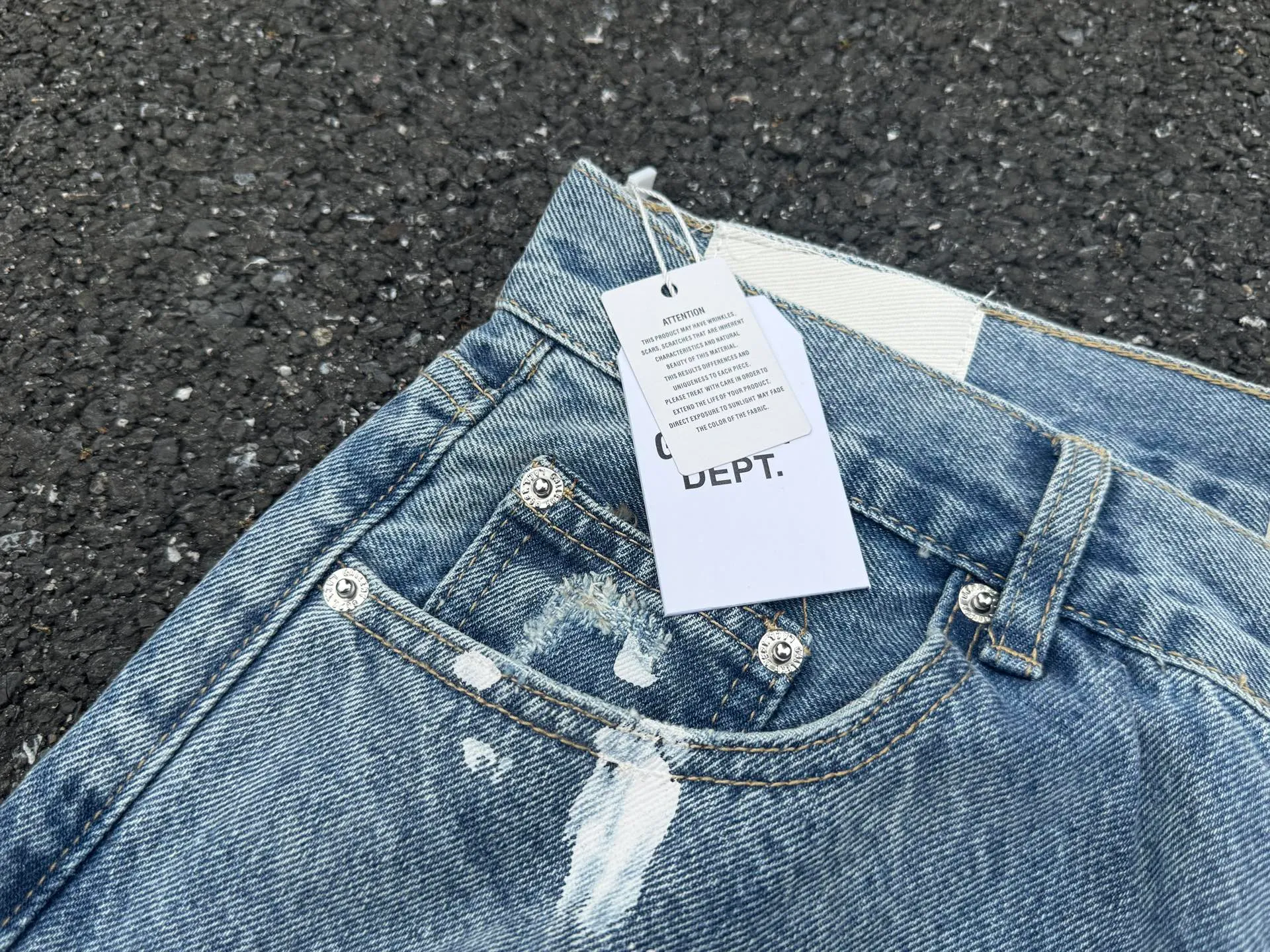 P250💰G70 GALLERY DEPT. Denim bell-bottoms with holes and random threads connected to washed and distressed spliced ​​jeans. GALLERY is attracted by these bell-bottoms. Whether it is a reset of Carhartt or Levis, it has created a strong brand style. Since these pants are modified from rare vintage, the production capacity is limited. Therefore, after many icons wore them, these pants were once hard to find. Later, perhaps due to the improvement of GD's business in the past two years and the expansion of production lines, the brand itself lowered the price, so I can't wait any longer for these pants this year and will definitely buy them. During the process of the denim washing plant, the owner of the washing plant helped introduce a boss who had worked for Levi's foundry and started his own business. This also paved the way for the following styles. Therefore, Levi's remodeled single product for the base plate is really familiar. Whether it is the fabrics supplied or the lathes used in production, there is nothing to choose from. -Color: blue -Size: S-XXL (corresponding to 28-36)